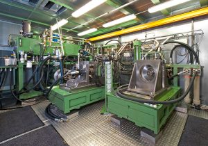 Prüfstände für Pumpen und Motoren. Nach jeder Instandsetzung wird ein Probelauf durchgeführt, um die Qualität der Reparatur zu gewährleisten.