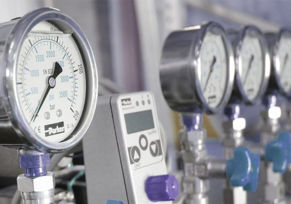 Messtechnik für Druck, Öltemperatur und Ölstand an einem Hydraulikaggregat