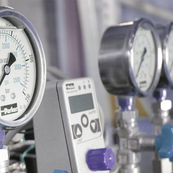 Messtechnik für Druck, Öltemperatur und Ölstand an einem Hydraulikaggregat