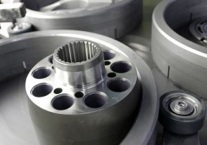 Zylindertrommel einer Axialkolbenpumpe auf der Läppmaschine zur Glättung der Oberflächen