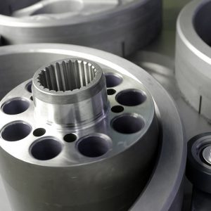 Zylindertrommel einer Axialkolbenpumpe auf der Läppmaschine zur Glättung der Oberflächen