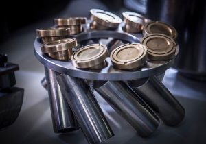 Arbeitskolben einer Axialkolbenpumpe ausgebaut zur Befundung