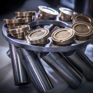 Arbeitskolben einer Axialkolbenpumpe ausgebaut zur Befundung