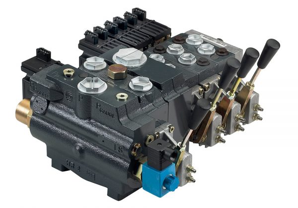 Ventilgruppe bestehend aus Danfoss Proportionalventilen PVG 32 und PVG 100