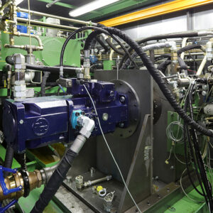 Eine Bosch Rexroth Doppelpumpe Typ A A20VFO 260 LR2S/30R auf dem Prüfstand nach der Reparatur