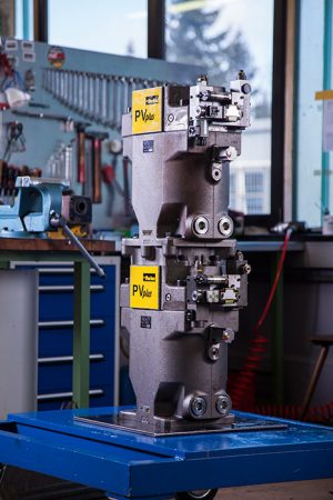 Eine Axialkolbendoppelpumpe Parker PVplus vor der Demontage zur Befundung Eine Axialkolbendoppelpumpe Parker PVplus vor der Demontage zur Befundung