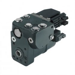 Elektrohydraulische Lenkeinheit Danfoss OSPE. Das elektrische Interface ermöglicht u. a. Funktionen wie Quick Steering, Bedienung mit Joystick, automatisches Lenken per GPS sowie Umschaltung Reaction-Non Reaction.
