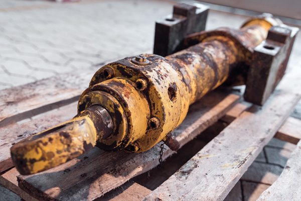 Anlieferung eines defekten Hydraulikzylinders