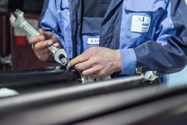 Die Zylinder werden sofort durch erfahrene Spezialisten zur Befundung demontiert. Der Kunde erhält somit in kürzester Zeit einen Kostenvoranschlag.