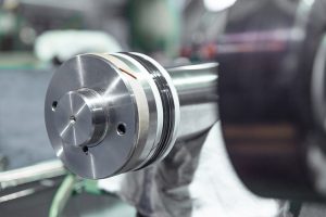 Die Dichtungen am Kolben des Hydraulikzylinders werden erneuert Die Dichtungen am Kolben des Hydraulikzylinders werden erneuert