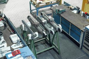 Hydraulikzylinder aus dem Bergbau bei der Befundung Hydraulikzylinder aus dem Bergbau bei der Befundung