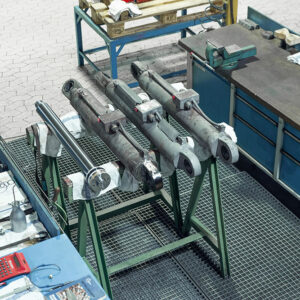 Hydraulikzylinder aus dem Bergbau bei der Befundung Hydraulikzylinder aus dem Bergbau bei der Befundung