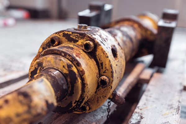 Ein Hydraulikzylinder aus einem Stahlwerk wird zur Instandsetzung angeliefert Ein Hydraulikzylinder aus einem Stahlwerk wird zur Instandsetzung angeliefert