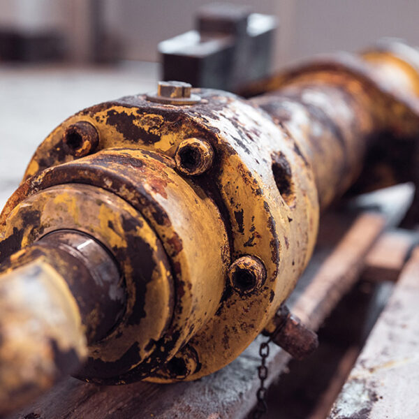 Ein Hydraulikzylinder aus einem Stahlwerk wird zur Instandsetzung angeliefert Ein Hydraulikzylinder aus einem Stahlwerk wird zur Instandsetzung angeliefert