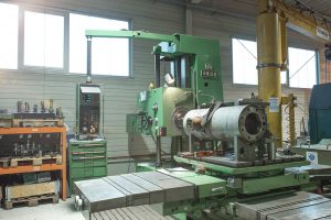 Die Gewinde an der Stirnseite eines Zylinderrohres werden auf dem Bohrwerk bearbeitet Die Gewinde an der Stirnseite eines Zylinderrohres werden auf dem Bohrwerk bearbeitet