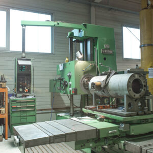 Die Gewinde an der Stirnseite eines Zylinderrohres werden auf dem Bohrwerk bearbeitet Die Gewinde an der Stirnseite eines Zylinderrohres werden auf dem Bohrwerk bearbeitet