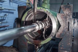 Die Riefen an der Innenseite eines Zylinderrohres werden auf der Honbank herausgearbeitet Die Riefen an der Innenseite eines Zylinderrohres werden auf der Honbank herausgearbeitet