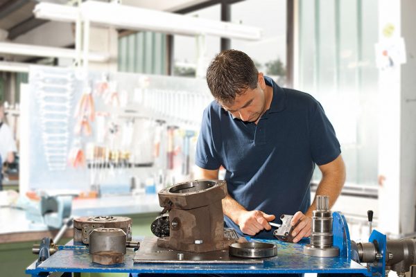 Nach der Freigabe des Kostenvoranschlags durch den Kunden führen erfahrene Spezialisten die Reparatur durch. Nach der Freigabe des Kostenvoranschlags durch den Kunden führen erfahrene Spezialisten die Reparatur durch.