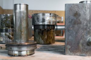 Stickstoff-Federn aus einem Pressenwerkzeug wurden zur Befundung demontiert