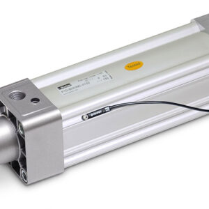 Pneumatikzylinder P1D mit Sensor zur Meldung der Position der Kolbenstange. Der Sensor wird in der T-Nut im Mantelrohr montiert und ist mechanisch geschützt. Pneumatikzylinder P1D mit Sensor zur Meldung der Position der Kolbenstange. Der Sensor wird in der T-Nut im Mantelrohr montiert und ist mechanisch geschützt.