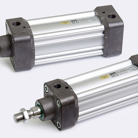 Standard-Pneumatikzylinder der Baureihe P1D von Parker sind aufgrund einer breiten Werkstoffauswahl und Dichtungsoptionen für viele unterschiedliche Anwendungen geeignet. Standard-Pneumatikzylinder der Baureihe P1D von Parker sind aufgrund einer breiten Werkstoffauswahl und Dichtungsoptionen für viele unterschiedliche Anwendungen geeignet.