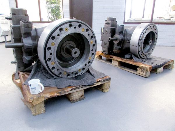 Zwei Rexroth Pumpen A2V 1000 wurden zur Instandsetzung angeliefert. Im nächsten Schritt erfolgt die Demontage und Befundung. Auf dieser Grundlage wird ein Kostenvoranschlag erstellt. Zwei Rexroth Pumpen A2V 1000 wurden zur Instandsetzung angeliefert. Im nächsten Schritt erfolgt die Demontage und Befundung. Auf dieser Grundlage wird ein Kostenvoranschlag erstellt.