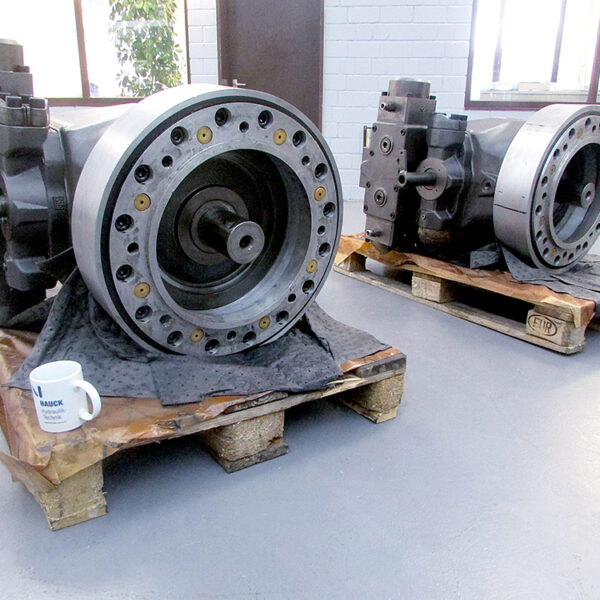 Zwei Rexroth Pumpen A2V 1000 wurden zur Instandsetzung angeliefert. Im nächsten Schritt erfolgt die Demontage und Befundung. Auf dieser Grundlage wird ein Kostenvoranschlag erstellt.