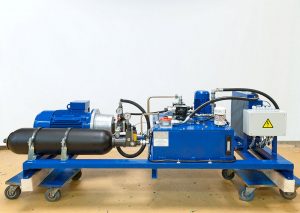 Hydraulikaggregate für Kunststoffstanze. Aufgrund des gegebenen Einbauraums muss der Druckspeicher horizontal angeordnet werden