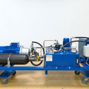 Hydraulikaggregate für Kunststoffstanze. Aufgrund des gegebenen Einbauraums muss der Druckspeicher horizontal angeordnet werden