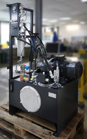 Ein Hydraulikaggregat vor dem Prüfstandslauf