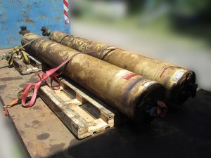 Zwei Bolenz & Schäfer Kolbenspeicher mit einem Volumen von 300 Litern werden zur Instandsetzung angeliefert Zwei Bolenz & Schäfer Kolbenspeicher mit einem Volumen von 300 Litern werden zur Instandsetzung angeliefert