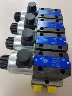 Ventilblock NG06 bestehend aus einer Reihenanschlussplatte und vier 4/2 Wegeventile mit Federzentrierung