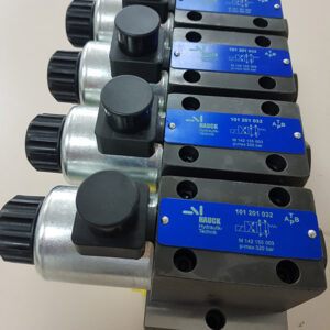 Ventilblock NG06 bestehend aus einer Reihenanschlussplatte und vier 4/2 Wegeventile mit Federzentrierung