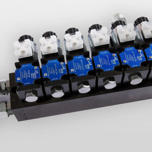 Ventilblock bestehend aus sechs elektrisch betätigten Wegeventilen NG06
