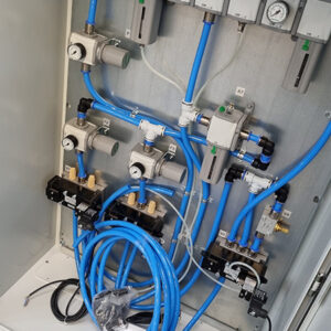 Elektropneumatisches System in einem Steuerschrank aus Stahlblech zur Druckluftaufbereitung und Steuerung von pneumatischen Aktuatoren für eine Anwendung in der chemischen Industrie. Das System ist nach ATEX II 2GD ausgeführt, hat einen Durchfluss bis 3.000 Nl/min und einen Einsatzbereich von -5°C bis 50°C.
