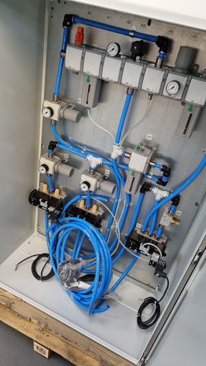 Elektropneumatisches System in einem Steuerschrank aus Stahlblech zur Druckluftaufbereitung und Steuerung von pneumatischen Aktuatoren für eine Anwendung in der chemischen Industrie. Das System ist nach ATEX II 2GD ausgeführt, hat einen Durchfluss bis 3.000 Nl/min und einen Einsatzbereich von -5°C bis 50°C.