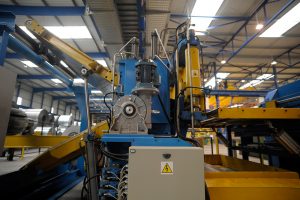 Wir unterstützen unsere Kunden entlang des gesamten Konformitätsbewertungsprozesses. Von der Risikobeurteilung, der Auswahl der Komponenten bis hin zur Dokumentation.