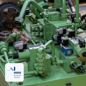 Ein Hydraulikaggregat wird zur Aufarbeitung angeliefert Ein Hydraulikaggregat wird zur Aufarbeitung angeliefert